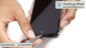 دقت و حساسیت در جداسازی اجزای موبایل - آموزشگاه برق و الکترونیک